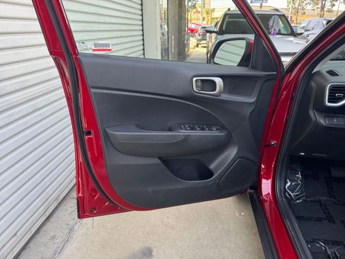 Used 2025 Hyundai Venue SEL image 18