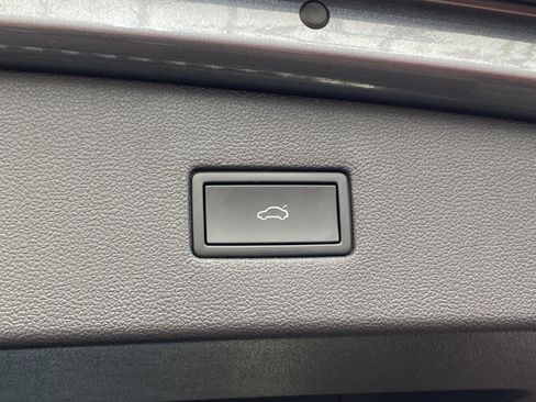 Used 2022 Volkswagen Tiguan SE image 17