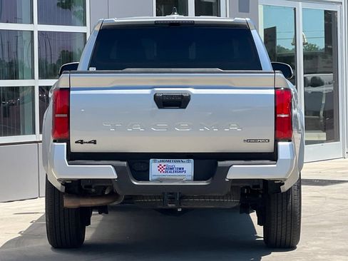 Used 2025 Toyota Tacoma TRD Sport AWD/4WD image 5