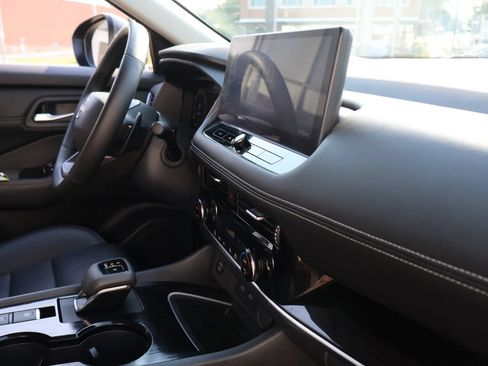 Used 2025 Nissan Rogue SL FWD image 9