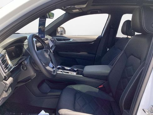 Certified 2026 Volkswagen Atlas Cross Sport SE w/ Panoramic Sunroof Package FWD image 9