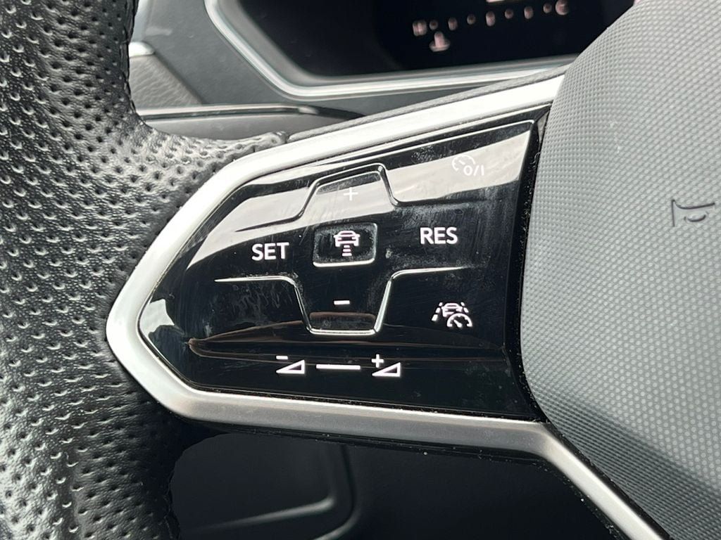 Used 2023 Volkswagen Tiguan SE R-Line AWD/4WD image 22