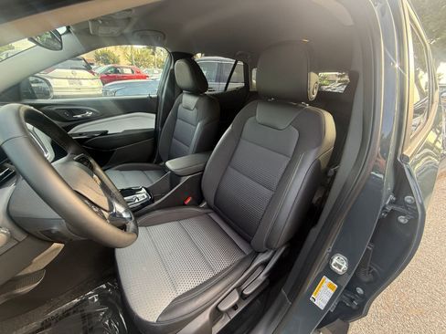 Used 2025 Chevrolet Trax LT w/ LT Convenience Package image 33