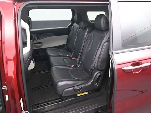 Used 2023 Kia Carnival LX image 10