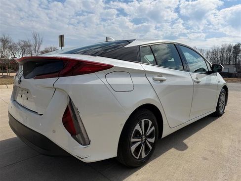 Used 2017 Toyota Prius Prime Advanced image 6