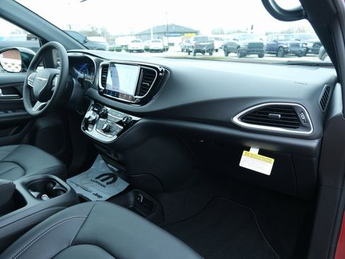 New 2026 Chrysler Voyager LX image 30