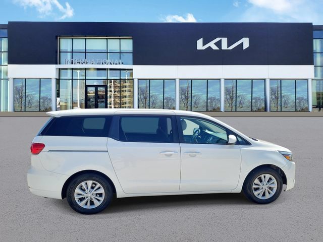 Used 2018 Kia Sedona L FWD image 2