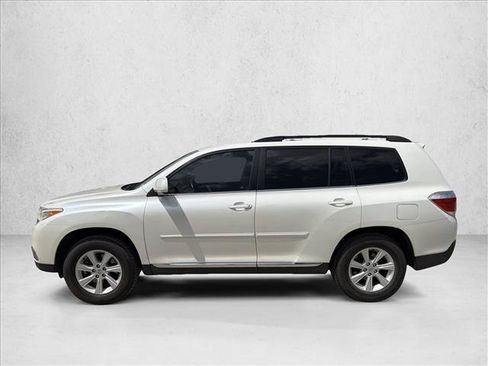 Used 2013 Toyota Highlander SE FWD image 2