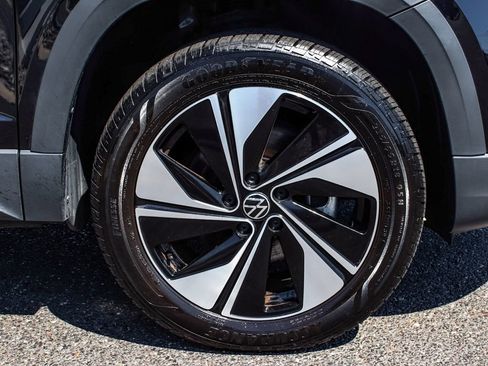 Used 2023 Volkswagen Taos SE w/ Panoramic Sunroof Package image 7