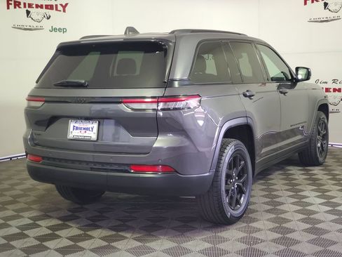 Used 2024 Jeep Grand Cherokee Altitude AWD/4WD image 3
