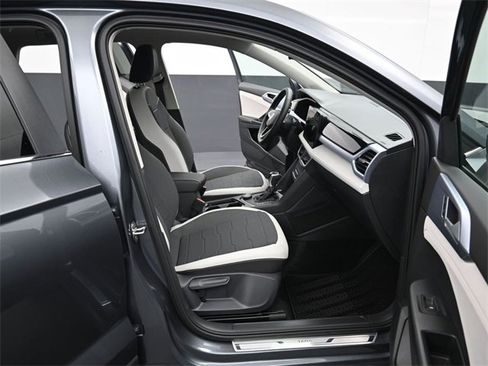 New 2026 Volkswagen Taos SE image 14