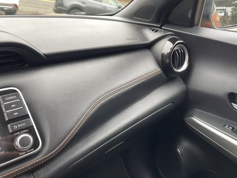 Used 2020 Nissan Kicks SR w/ SR Premium Package FWD image 24