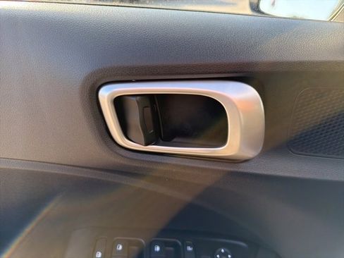 Certified 2025 Hyundai Venue SE image 13