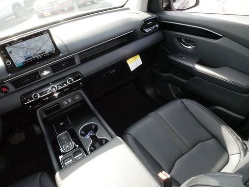 Certified 2025 Honda Pilot Touring image 11