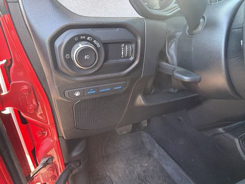 Used 2025 Jeep Wrangler Willys image 25