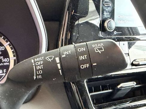 Used 2022 Toyota Highlander XLE AWD/4WD image 25