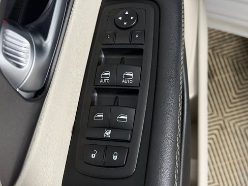 Used 2024 Chrysler Pacifica Touring-L image 33