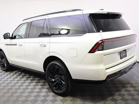 New 2026 Lincoln Navigator Reserve w/ Jet Appearance Package AWD/4WD image 3