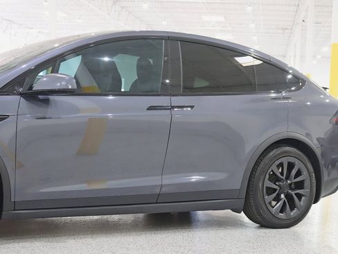 Used 2022 Tesla Model X Plaid image 3