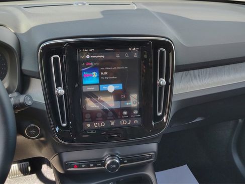 New 2026 Volvo XC40 B5 Core w/ Climate Package image 17