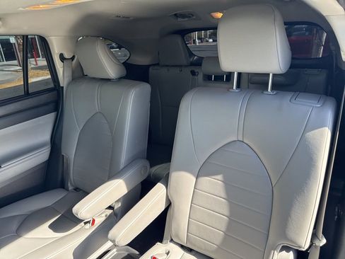 Certified 2024 Toyota Highlander XLE image 19