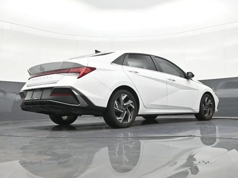 Used 2025 Hyundai Elantra SEL FWD image 27