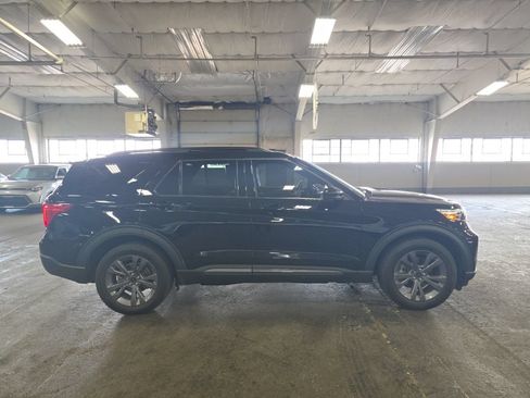 Used 2022 Ford Explorer XLT w/ Equipment Group 202A AWD/4WD image 2