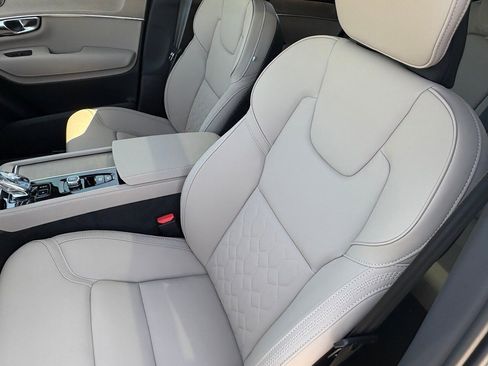 New 2025 Volvo XC90 T8 Plus w/ Protection Package Premier image 18