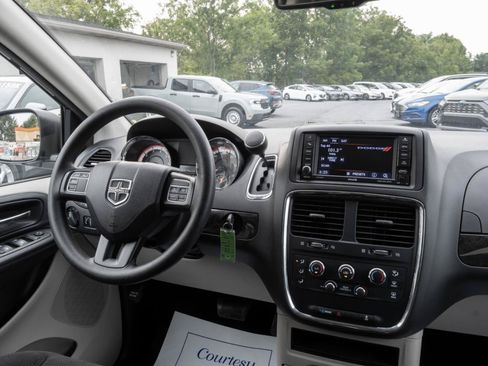 Used 2018 Dodge Grand Caravan SE w/ UConnect Hands-Free Group FWD image 20