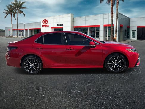 Used 2023 Toyota Camry SE image 2