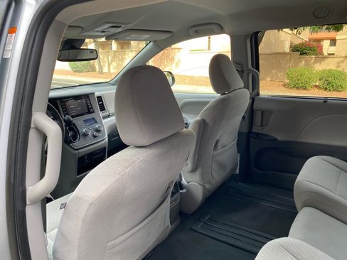 Used 2020 Toyota Sienna LE w/ LE Preferred Package image 44