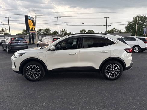 Used 2025 Ford Escape SE image 2