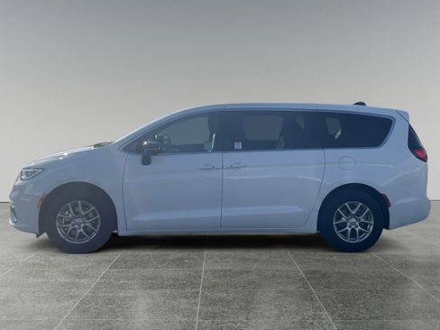 New 2026 Chrysler Pacifica Select image 2