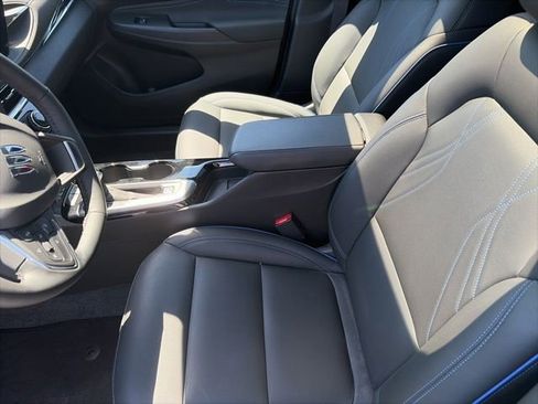 Used 2025 Buick Envista Sport Touring w/ Convenience I Package FWD image 8