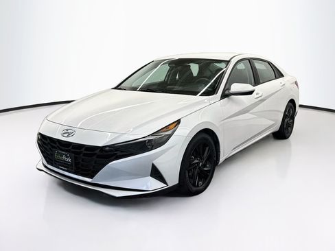 Used 2021 Hyundai Elantra SEL FWD image 3