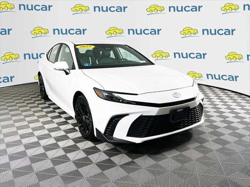 Certified 2025 Toyota Camry SE image 1