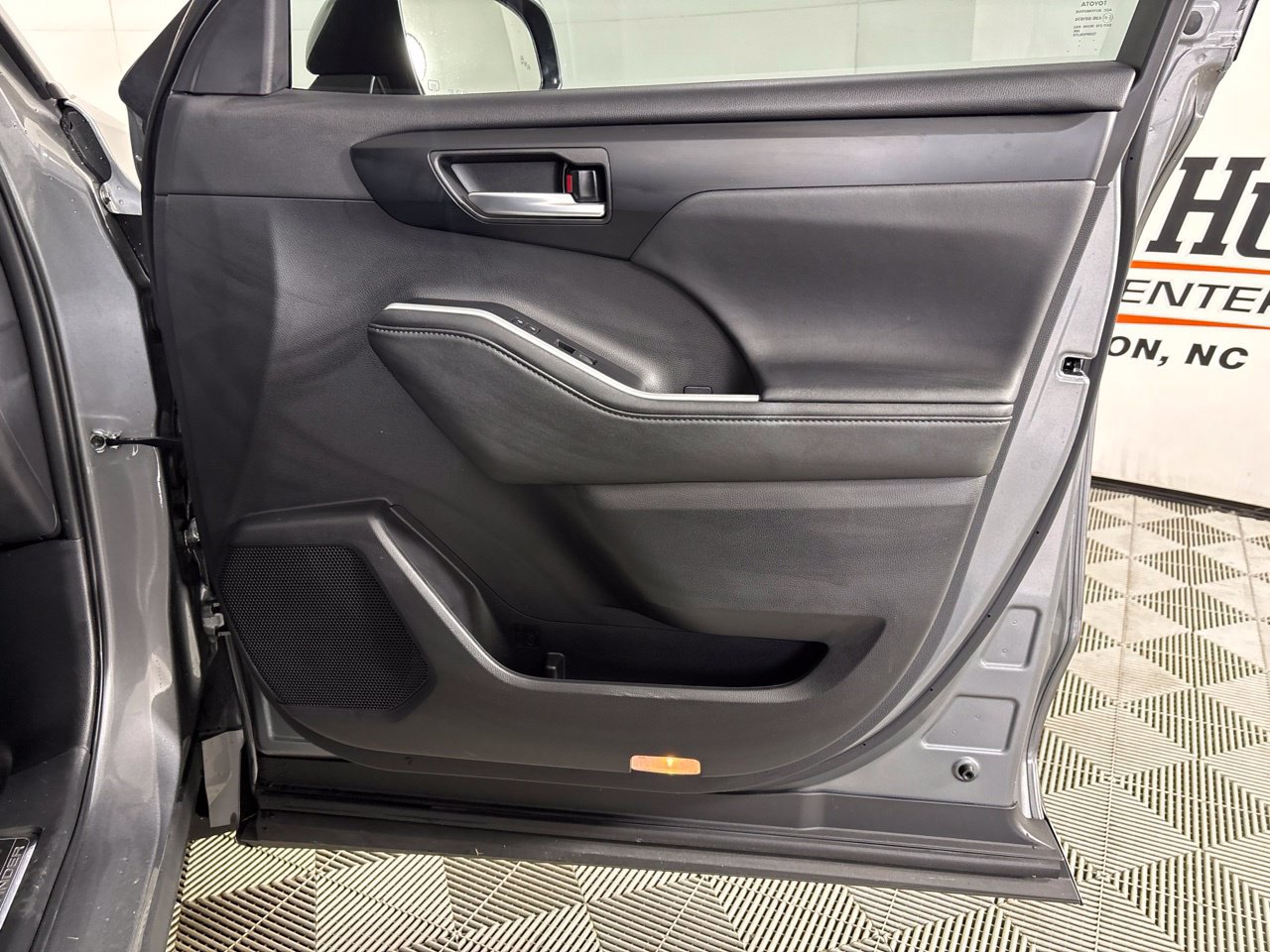 Used 2025 Toyota Highlander XLE FWD image 30