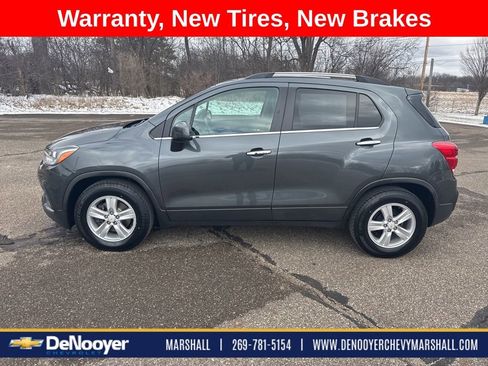 Used 2018 Chevrolet Trax LT w/ LT Convenience Package image 2