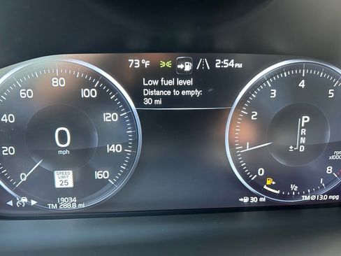 Certified 2022 Volvo XC90 T6 Momentum w/ Climate Package image 18