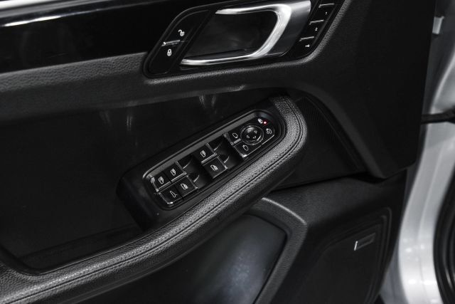 Used 2018 Porsche Macan Sport Edition AWD/4WD image 40