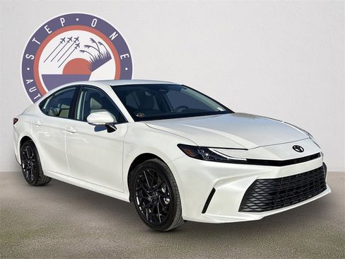 Used 2025 Toyota Camry XLE image 2