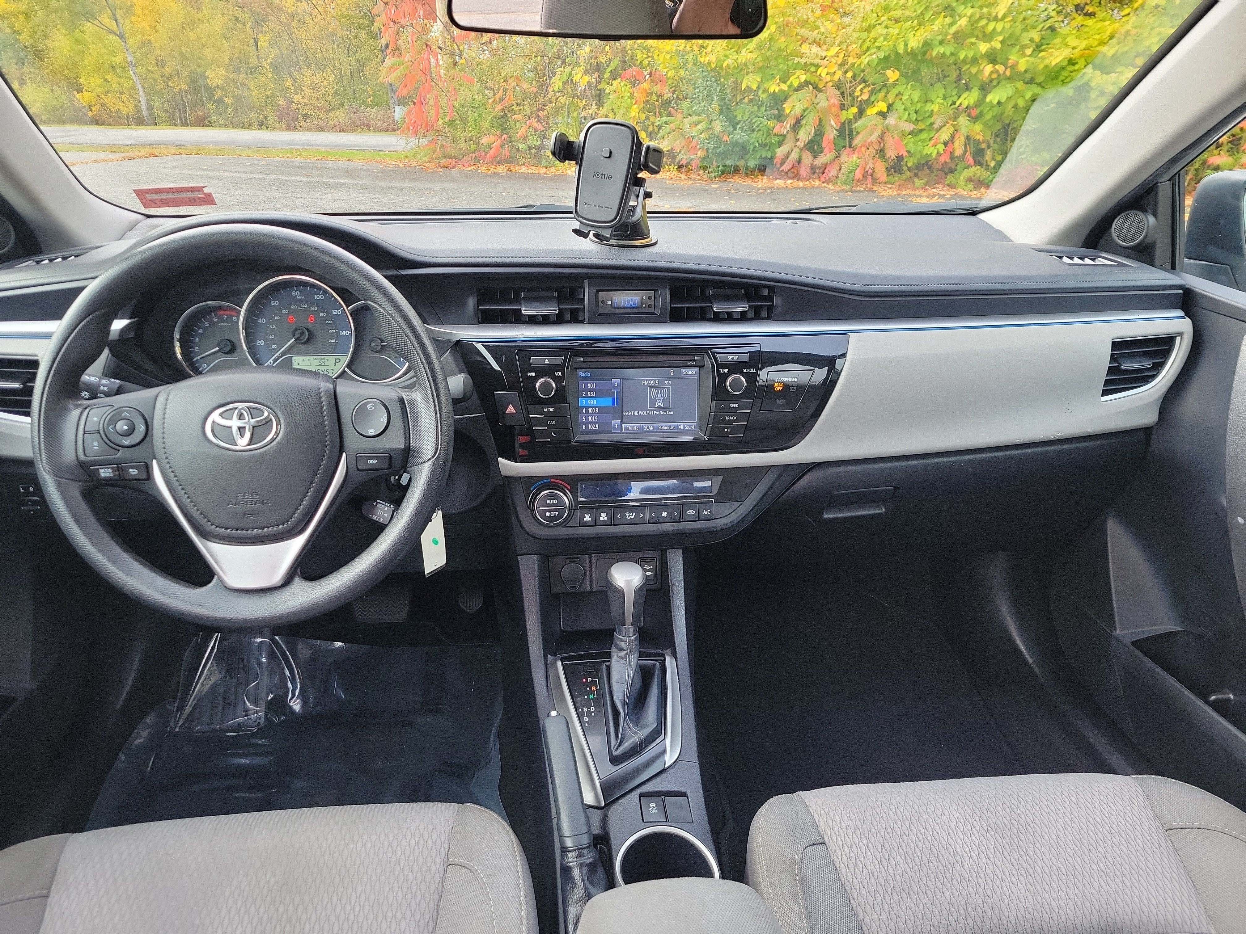 Used 2015 Toyota Corolla LE FWD image 18