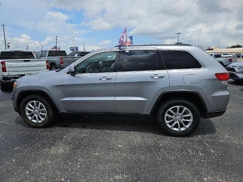 Used 2021 Jeep Grand Cherokee Laredo RWD image 3