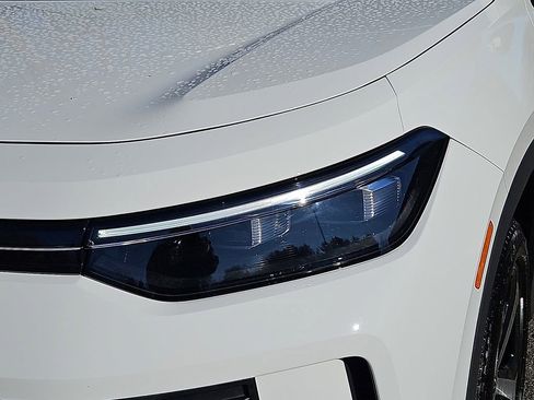 Certified 2025 Volkswagen Tiguan SE image 9