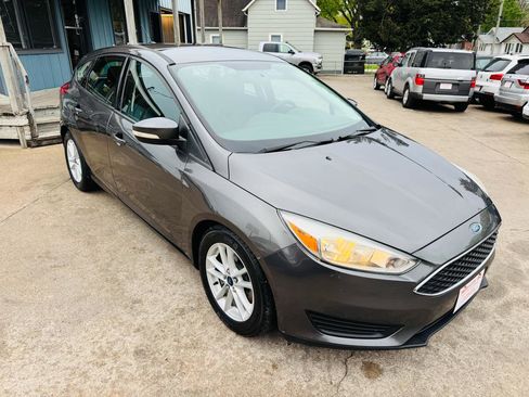 Used 2015 Ford Focus SE FWD image 1