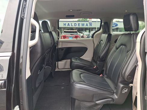 Used 2023 Chrysler Pacifica Touring-L FWD image 11