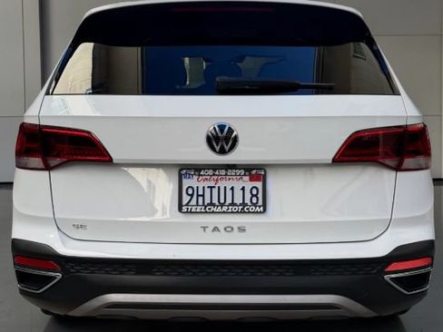 Used 2022 Volkswagen Taos SE w/ Panoramic Sunroof Package FWD image 5