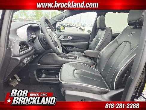 Used 2025 Chrysler Pacifica Limited FWD image 12