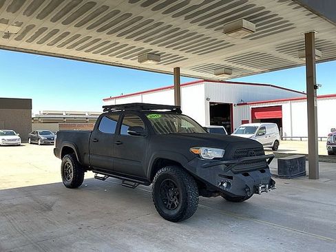 Used 2017 Toyota Tacoma TRD Off-Road image 3