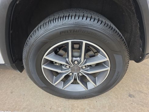 Used 2019 Jeep Grand Cherokee Limited image 32